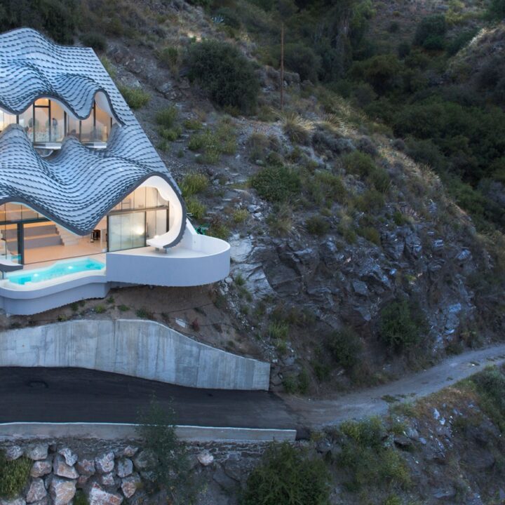 Модернизм в архитектуре: фактурный дом в скале