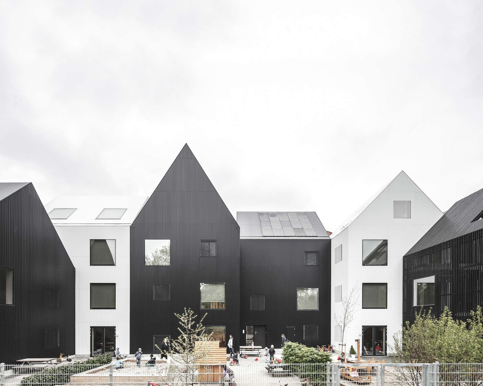 Черные дома: проект детского сада от COBE Architects