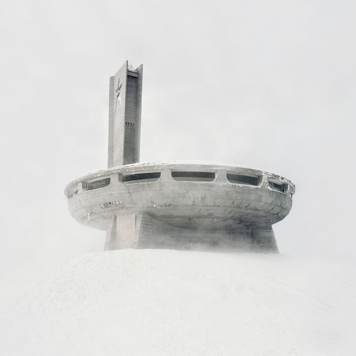 Советская архитектура в образе снежных призраков