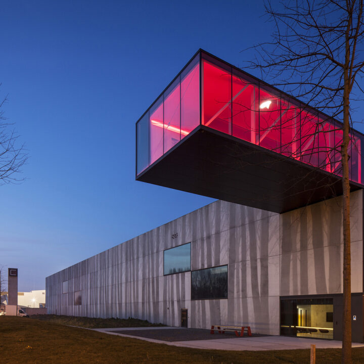 Необычное здание от Govaert & Vanhoutte Architects: бетон в гармонии с природой