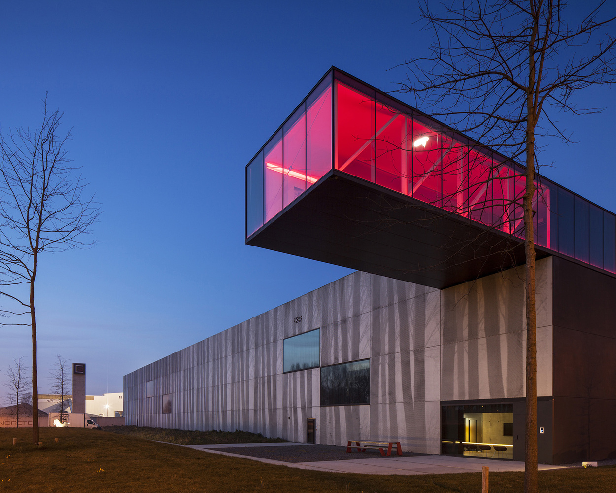 Необычное здание от Govaert & Vanhoutte Architects: бетон в гармонии с природой