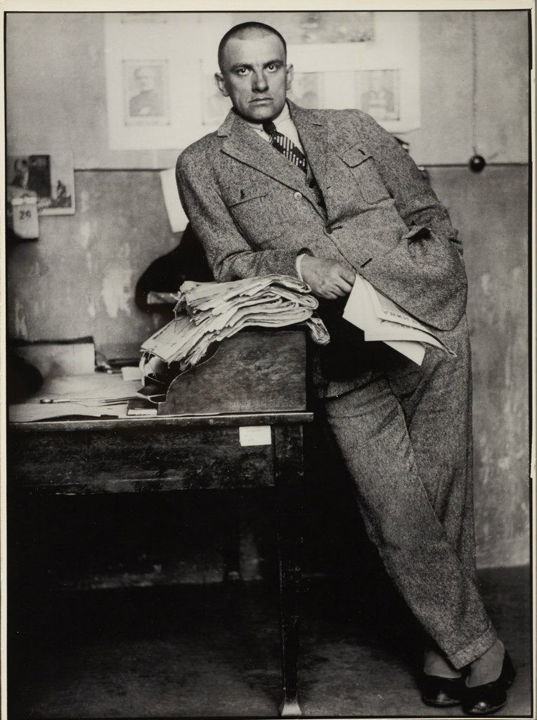 Поэт Владимир Маяковский в редакции, Москва, 1927