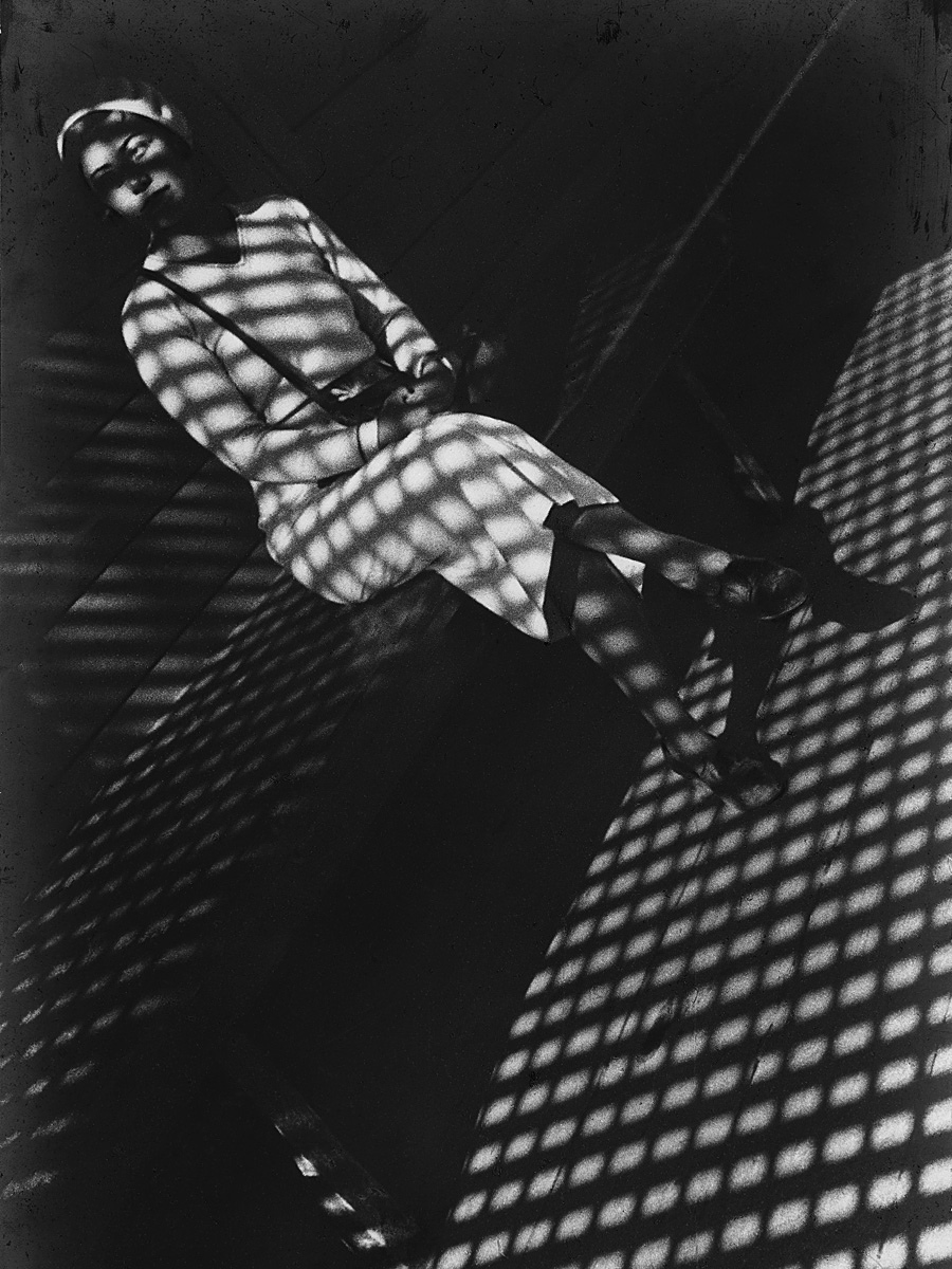 Александр Родченко. Девушка с «Лейкой» (Портрет фоторепортера Е. Лемберг), 1934