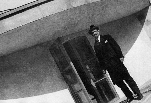 Архитектор Мельников на балконе своего дома, 1929