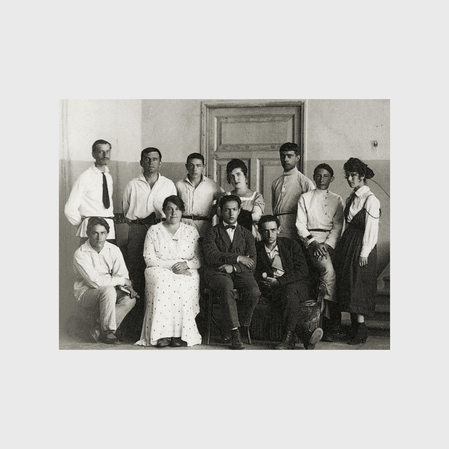 Члены УНОВИСа май, 1922 года, Малевич в верхнем ряду второй слева