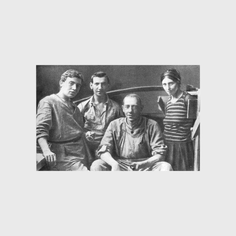 Татлин и его помощники Слева направо: И. Меерзон, Т. Шапиро, В. Татлин, С. Дымшиц-Толстая